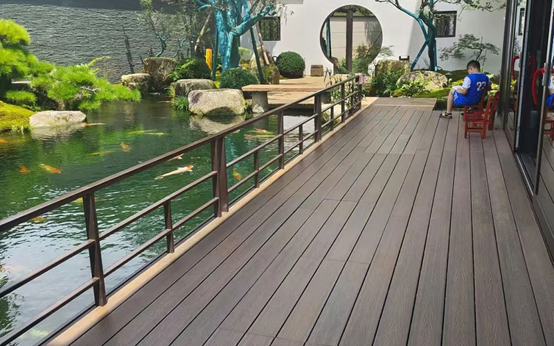 Co-extrusion decking detail application (1)