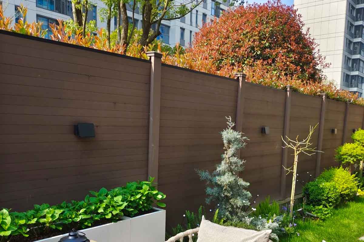 wpc-fence-in-day