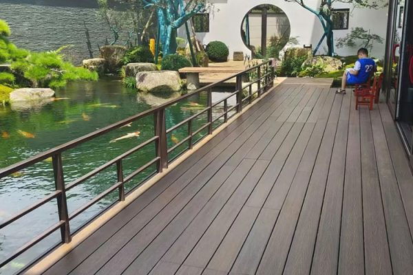 Co-extrusion decking detail application (1)